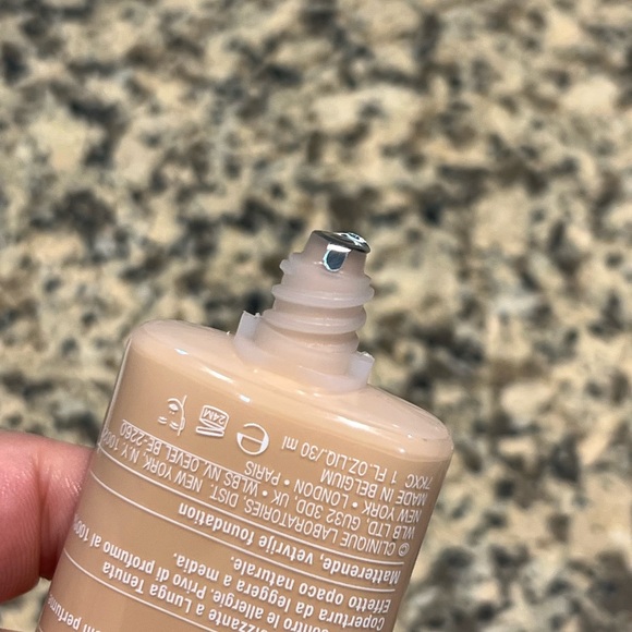 Clinique Stay Matte Makeup Linen - Picture 7 of 10